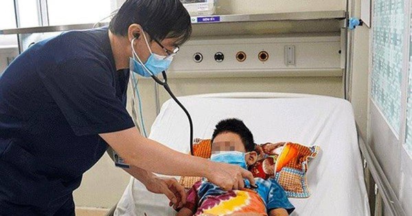 Điều trị cho trẻ mắc sốt xuất huyết tại Bệnh viện Nhi Trung ương.
