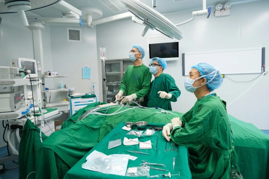 Ca phẫu thuật đòi hỏi đội ngũ y bác sĩ chuyên môn cao vì bệnh nhân cao tuổi và thể trạng yếu.