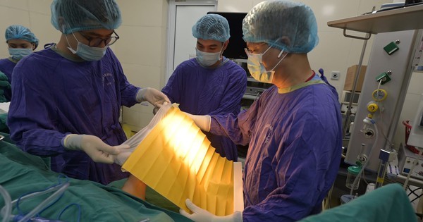 Các bác sĩ BV Đại học Y Hà Nội nỗ lực phẫu thuật cho bệnh nhân đa chấn thương sau vụ cháy chung cư mini ở Khương Hạ.