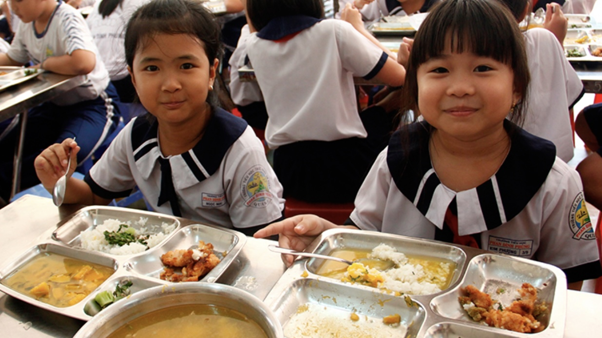 Bữa ăn trưa của học sinh Trường tiểu học Phan Đình Phùng (Thành phố Hồ Chí Minh) theo mô hình dự án Bữa ăn học đường.