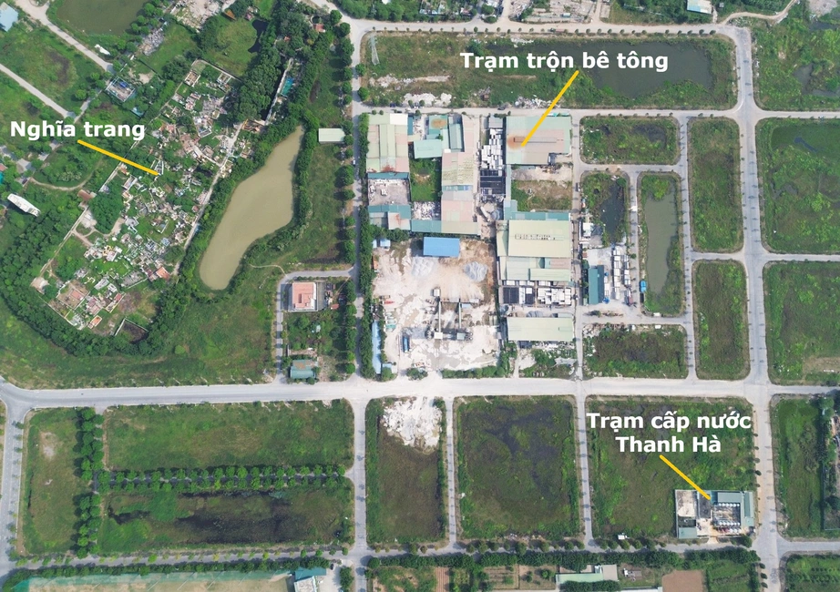 Trạm cấp nước Thanh Hà nằm gần khu kênh mương ô nhiễm, trạm trộn bê tông và nghĩa trang.