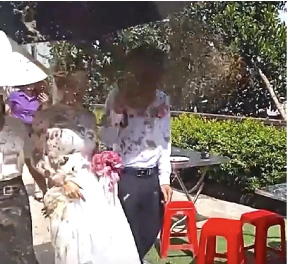 Người hất chất bẩn vào cô dâu chú rể ở Hà Tĩnh bị phạt 3,5 triệu đồng