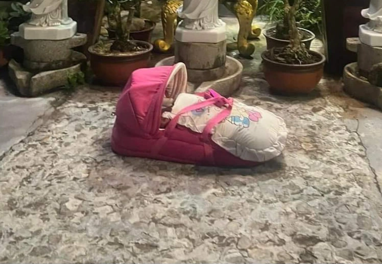 Xót xa bé sơ sinh bị bỏ rơi ở sân chùa kèm lá thư xin cứu giúp