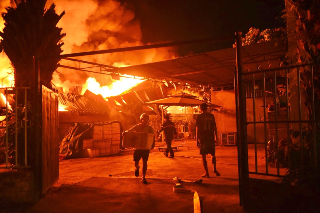 Đồng Nai: Cháy dữ dội, kho chứa đồ nhựa thành biển lửa
