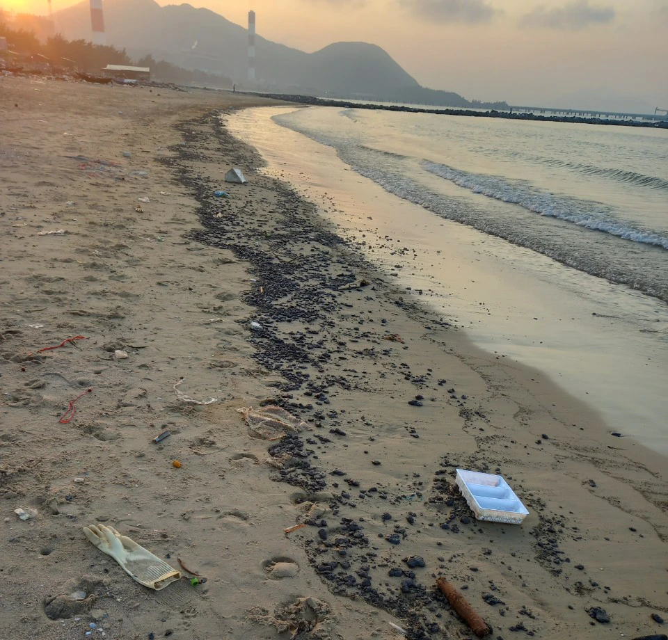 Truy nguyên nhân dầu hắc vón cục trôi dạt vào bờ biển Hà Tĩnh