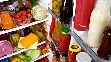 Tủ lạnh "ngập" thực phẩm trước Tết, để ăn hay bỏ?