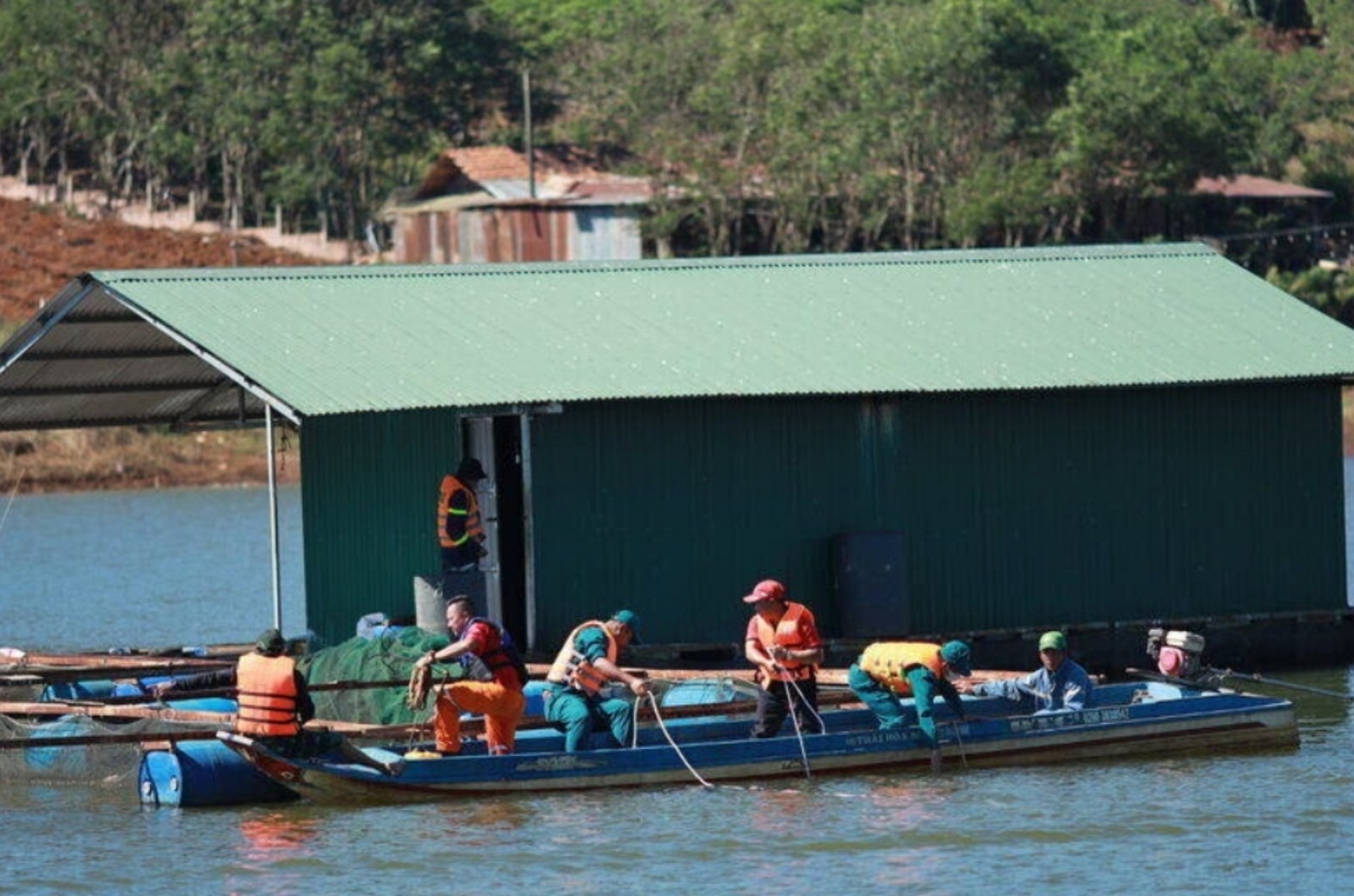 Lâm Đồng: Tìm thấy thi thể cháu bé mất tích sau vụ lật thuyền trên hồ Đông
