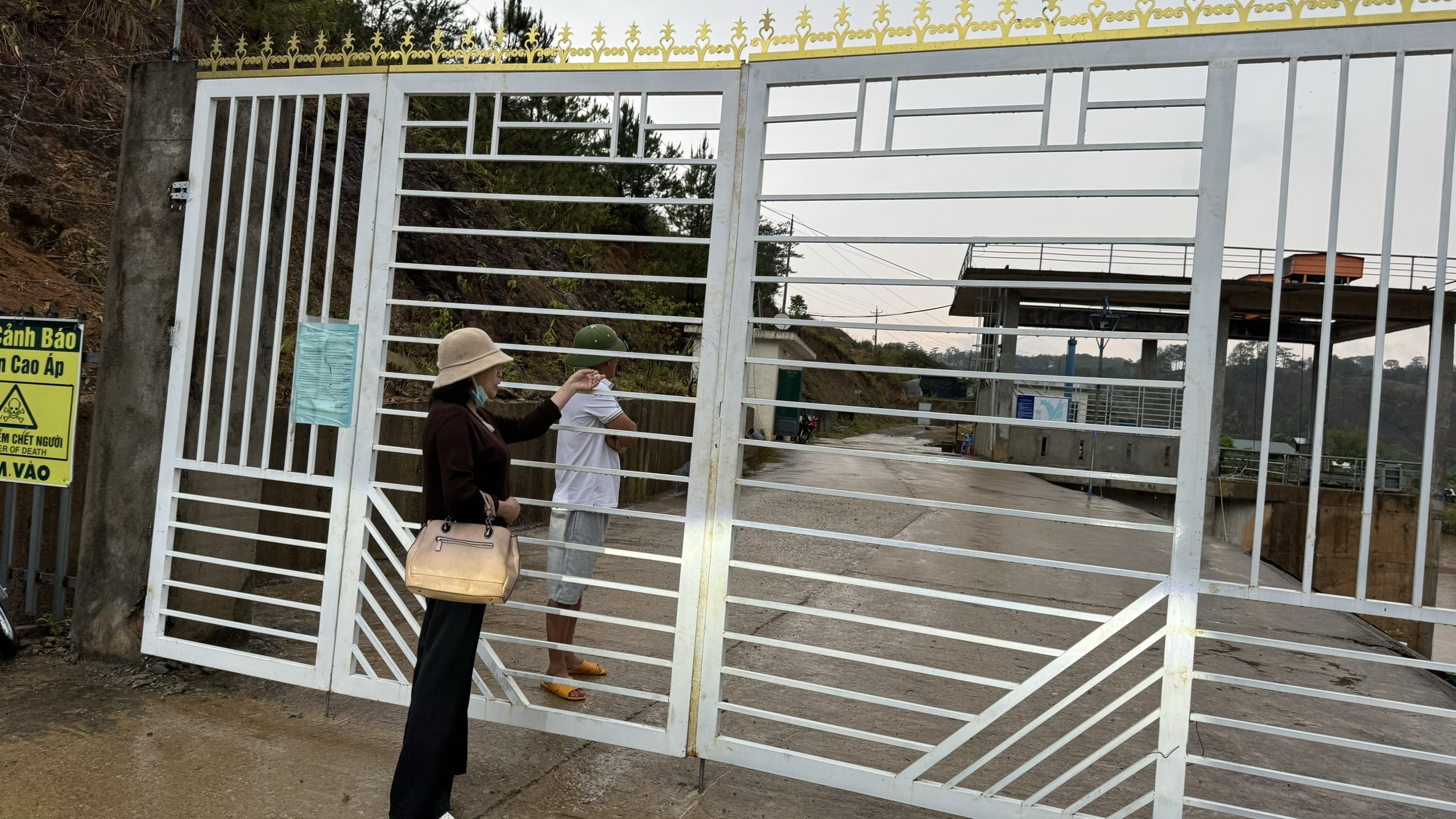 Lâm Đồng yêu cầu làm rõ việc học sinh phải chui rào kẽm đến trường