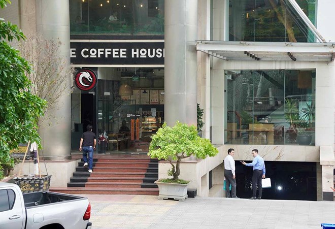 Kính vỡ làm khách bị thương nặng, The Coffee House hay Việt Tower phải chịu trách nhiệm?