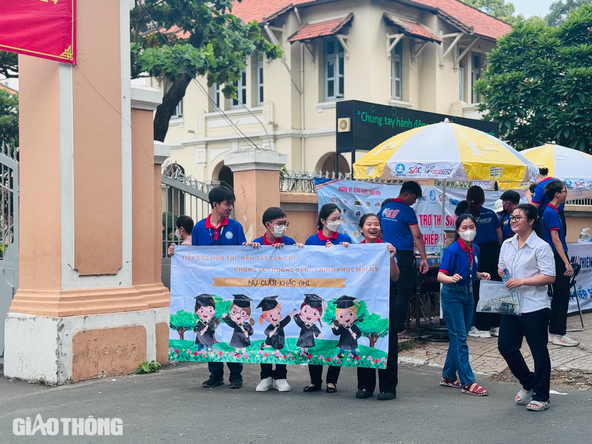 TP.HCM: Thí sinh rạng rỡ, tự tin bước vào môn thi tốt nghiệp THPT đầu tiên