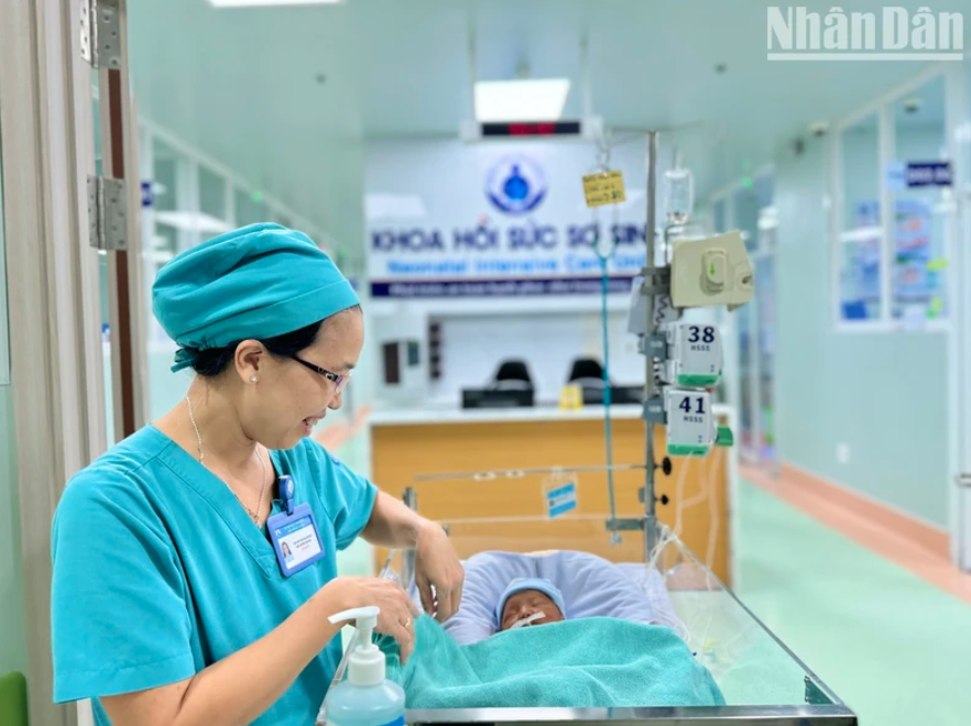 Bé trai được thông tim trong bào thai ngay sau khi chào đời, được bác sĩ siêu âm kiểm tra ghi nhận chức năng buồng tim của bé hoạt động tốt.