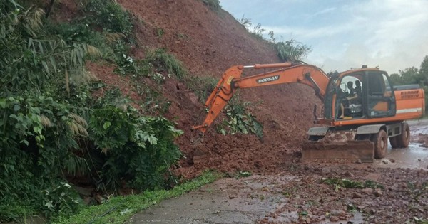 Cận cảnh cây đổ, phố ngập, đường sạt lở ở Quảng Ninh sau bão số 2