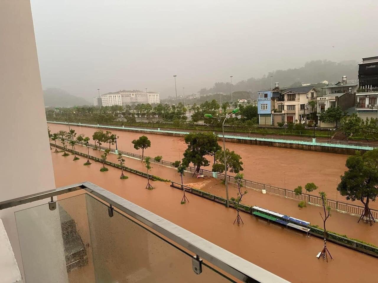 Thành phố Sơn La chìm trong biển nước, người dân gấp rút chạy lũ trong đêm