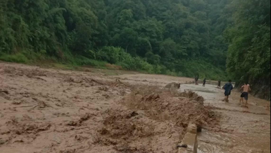 Thành phố Sơn La chìm trong biển nước, người dân gấp rút chạy lũ trong đêm