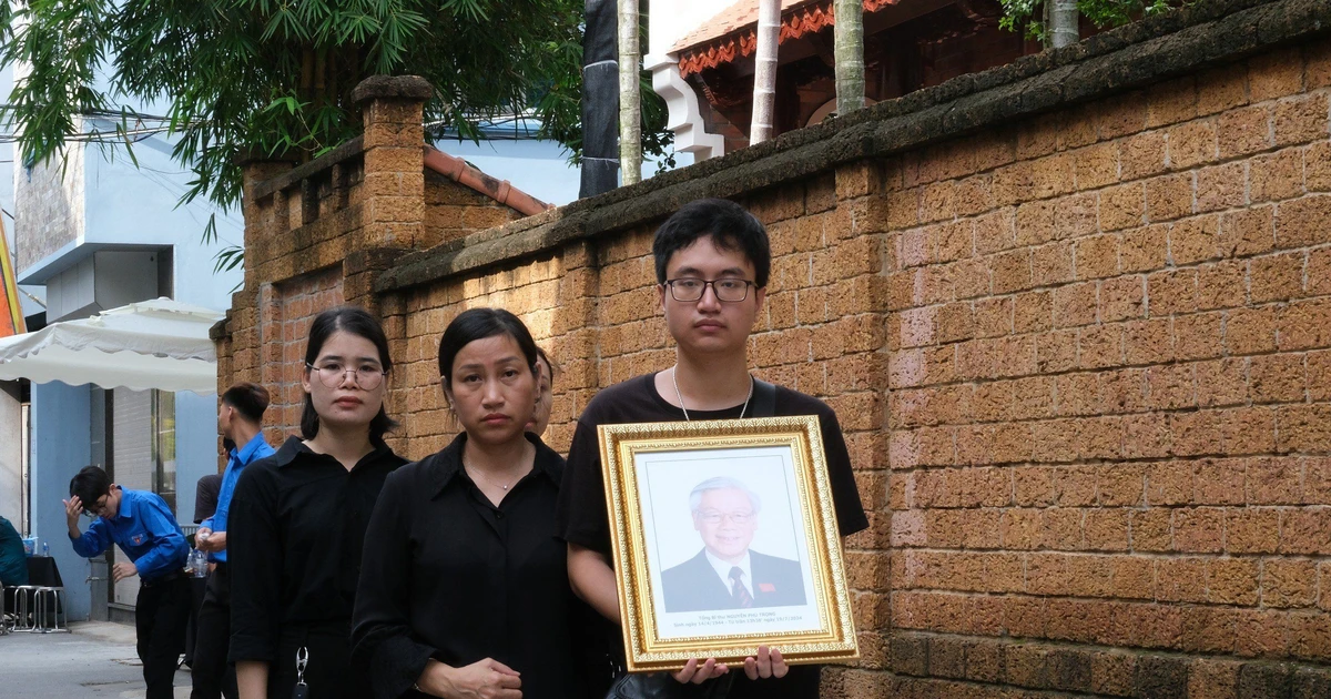 Người mẹ bệnh hiểm nghèo cùng con trai về Lại Đà viếng Tổng Bí thư Nguyễn Phú Trọng