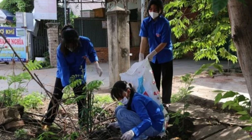 Đoàn viên, thanh niên tham gia dọn dẹp môi trường, phòng, chống dịch bệnh.