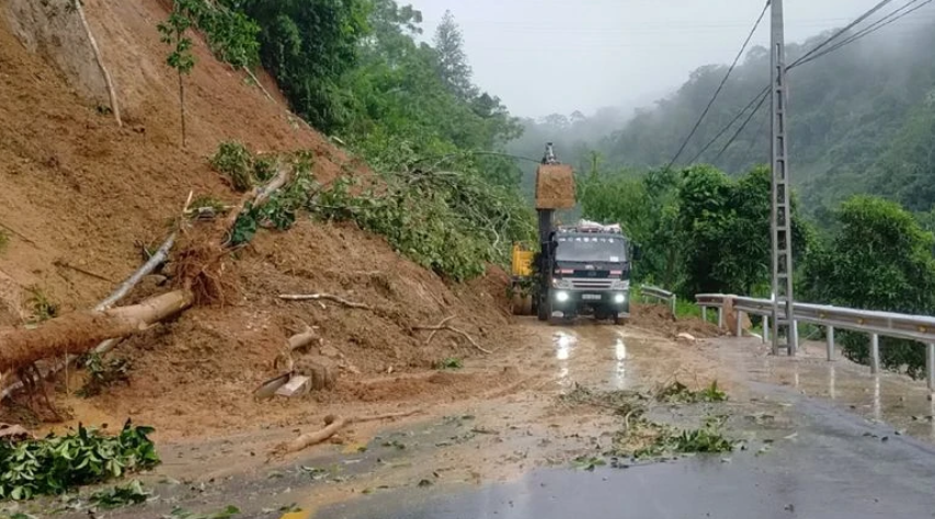 Khắc phục sạt lở trên tuyến Quốc lộ 3B từ thành phố Bắc Kạn đi Chợ Đồn. (Ảnh: TUẤN SƠN).