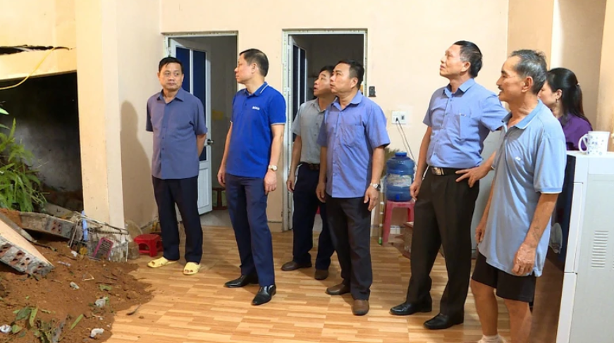 Lãnh đạo Ủy ban nhân dân tỉnh Tuyên Quang và lãnh đạo huyện Chiêm Hóa kiểm tra tình hình sạt lở đất vào nhà dân tại xã Phúc Thịnh.