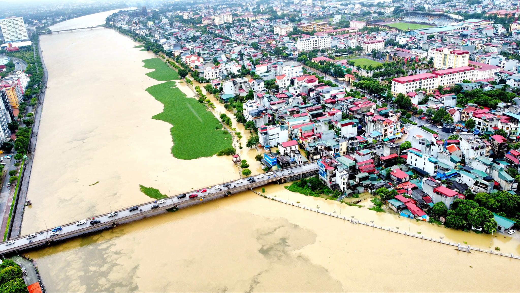 Hàng nghìn người ở Hà Nam gia cố đê, chạy lũ cả ngày lẫn đêm