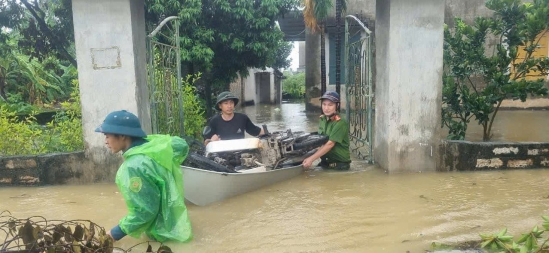 Hàng nghìn người ở Hà Nam gia cố đê, chạy lũ cả ngày lẫn đêm