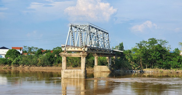 Người dân mòn mỏi đợi chờ cầu phao thay thế cầu Phong Châu bị sập