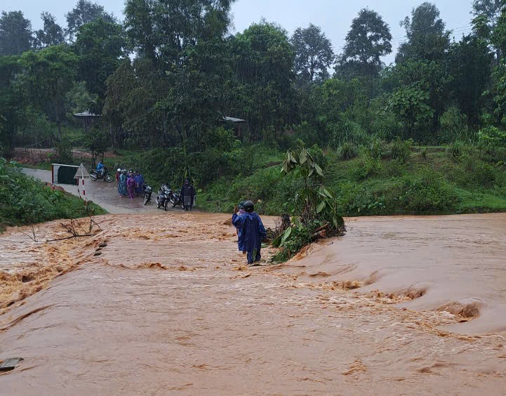 Bão số 4: Thừa Thiên Huế đã sơ tán 34 hộ dân đến nơi an toàn