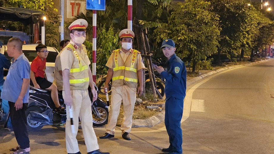 Hà Nội: Người dân lao vào khu xưởng cháy trong đêm để cứu tài sản, hàng hóa