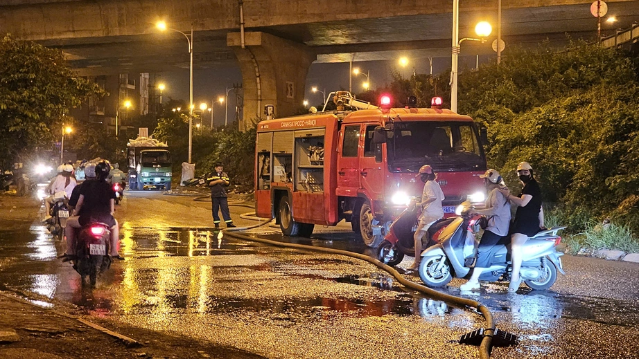 Hà Nội: Người dân lao vào khu xưởng cháy trong đêm để cứu tài sản, hàng hóa