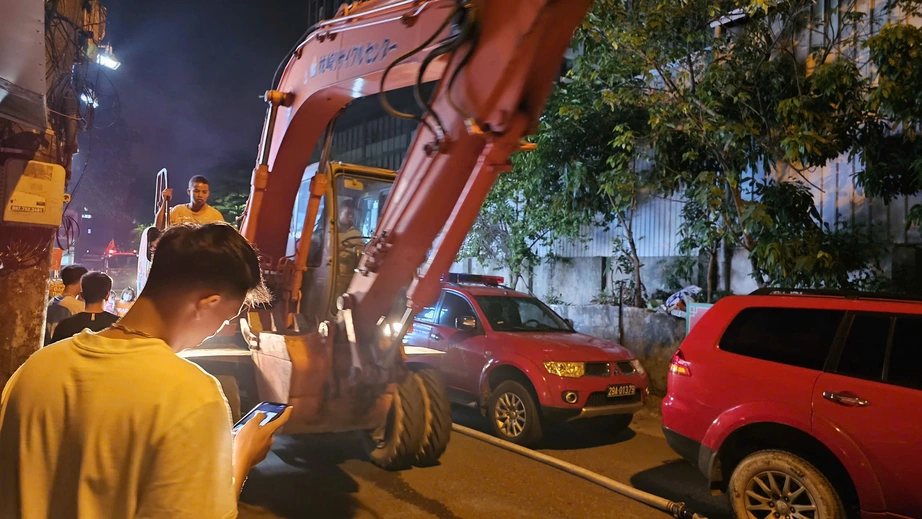 Hà Nội: Người dân lao vào khu xưởng cháy trong đêm để cứu tài sản, hàng hóa