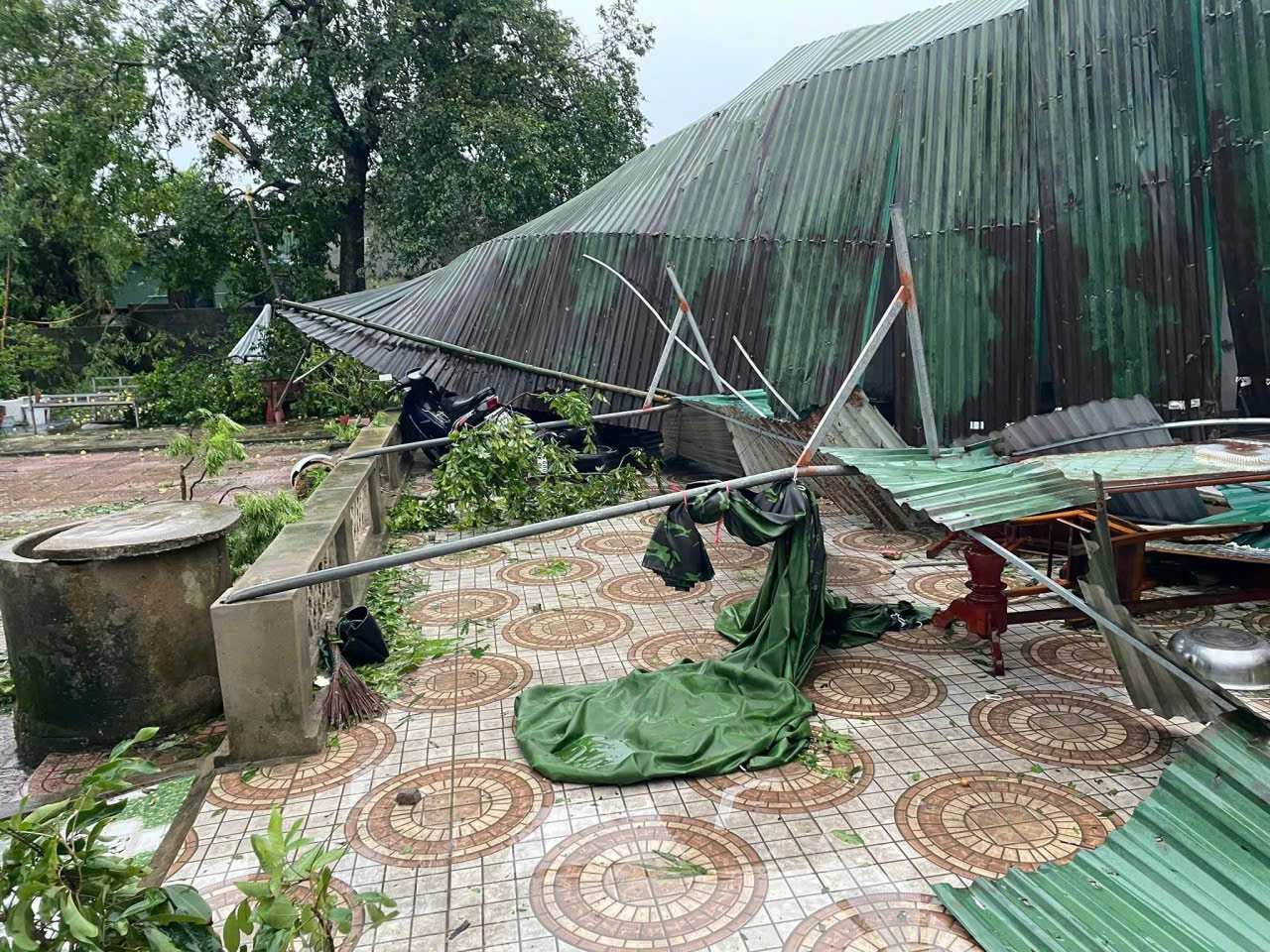 Chung tay khắc phục hậu quả, giúp người dân Hà Tĩnh ổn định cuộc sống sau bão số 5