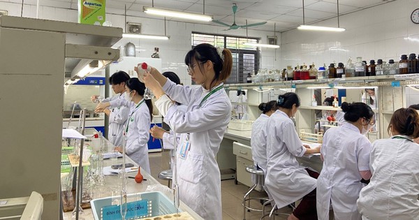 Học phí các trường Y Dược tăng mạnh năm 2025