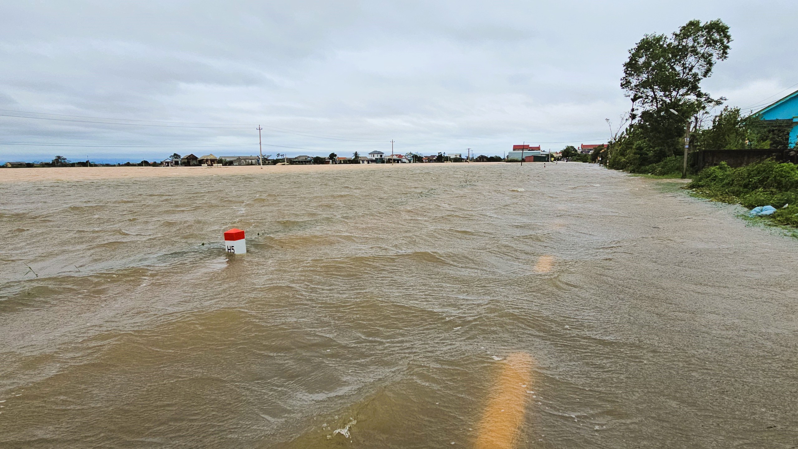 Quảng Trị vẫn còn hàng nghìn hộ dân ngập lụt, gần 18.000 học sinh nghỉ học