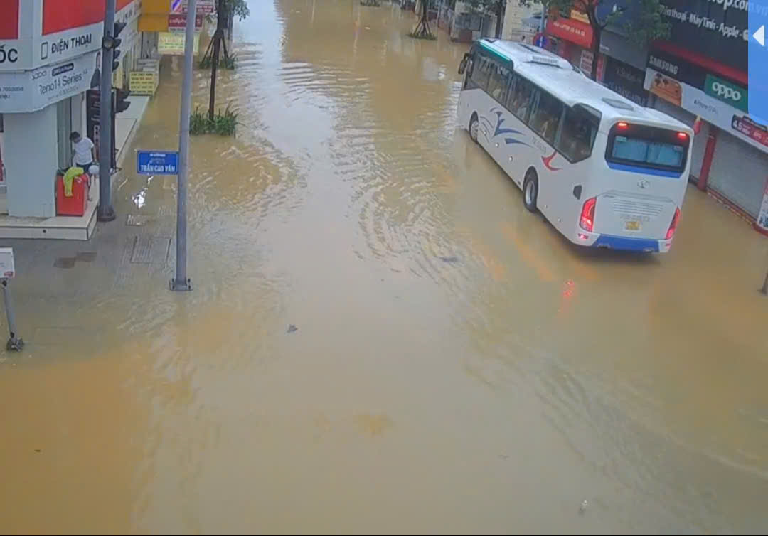 Còn 54.000 nhà bị ngập, chưa "hồi sức" sau mưa lũ, Huế lại gồng mình chống bão Kalmaegi