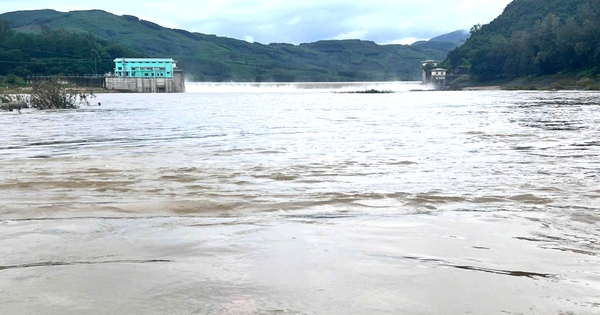 Quảng Ngãi: Hai hồ thủy điện xả điều tiết hàng trăm mét khối nước/giây tránh lũ chồng lũ