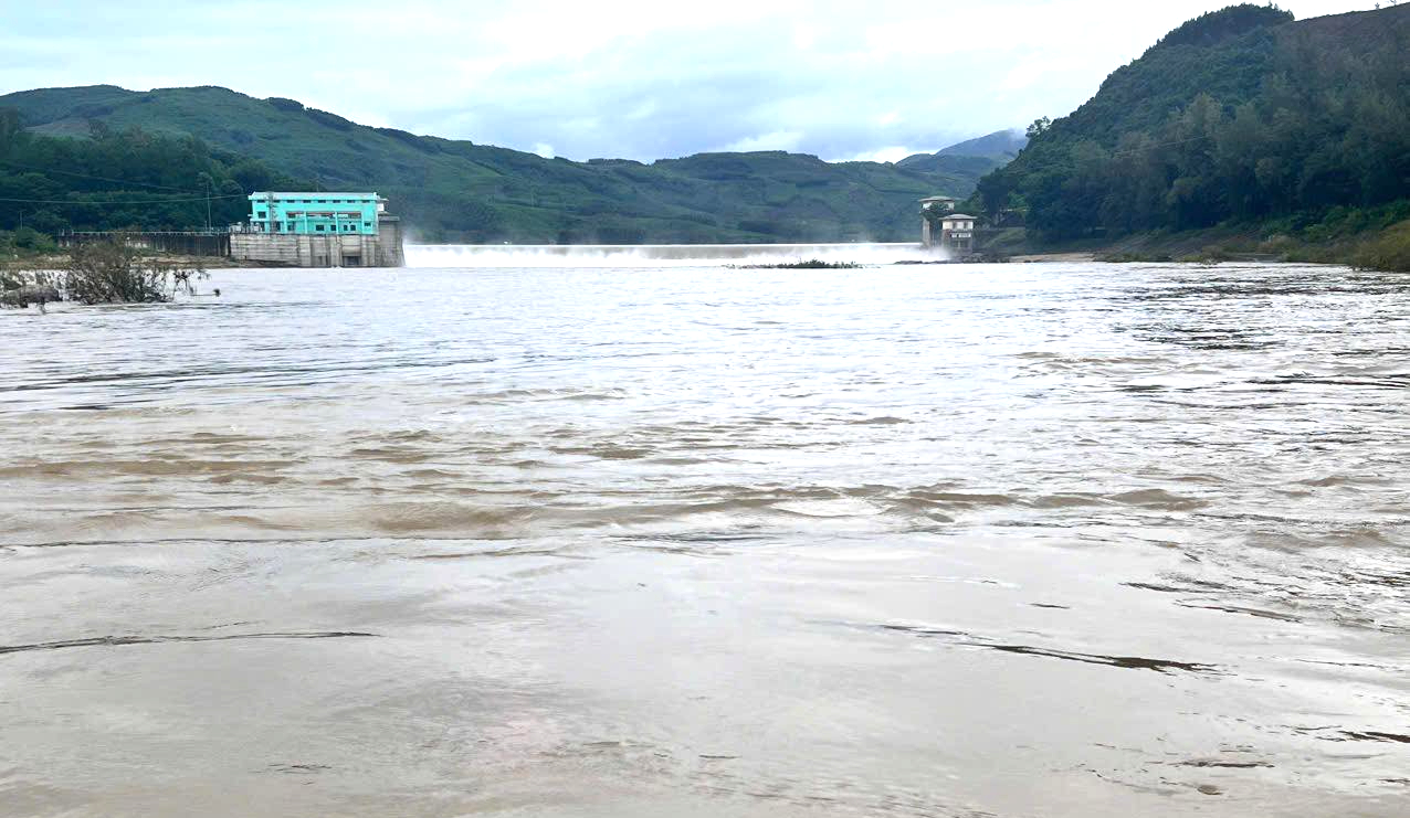 Quảng Ngãi: Hai hồ thủy điện xả điều tiết hàng trăm mét khối nước/giây tránh lũ chồng lũ