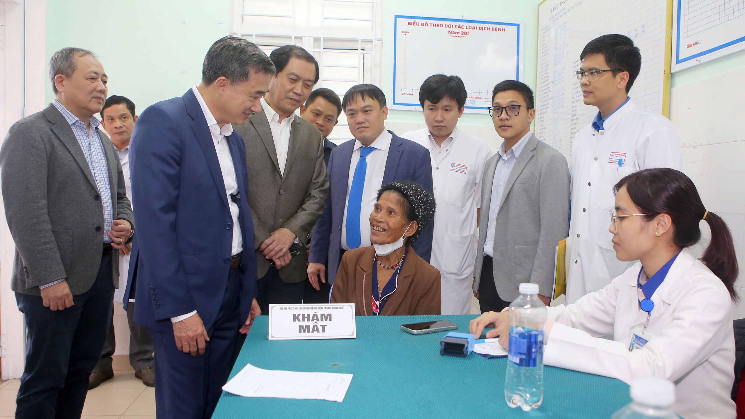 Khám bệnh, cấp thuốc miễn phí cho hơn 1.000 người dân ở Huế