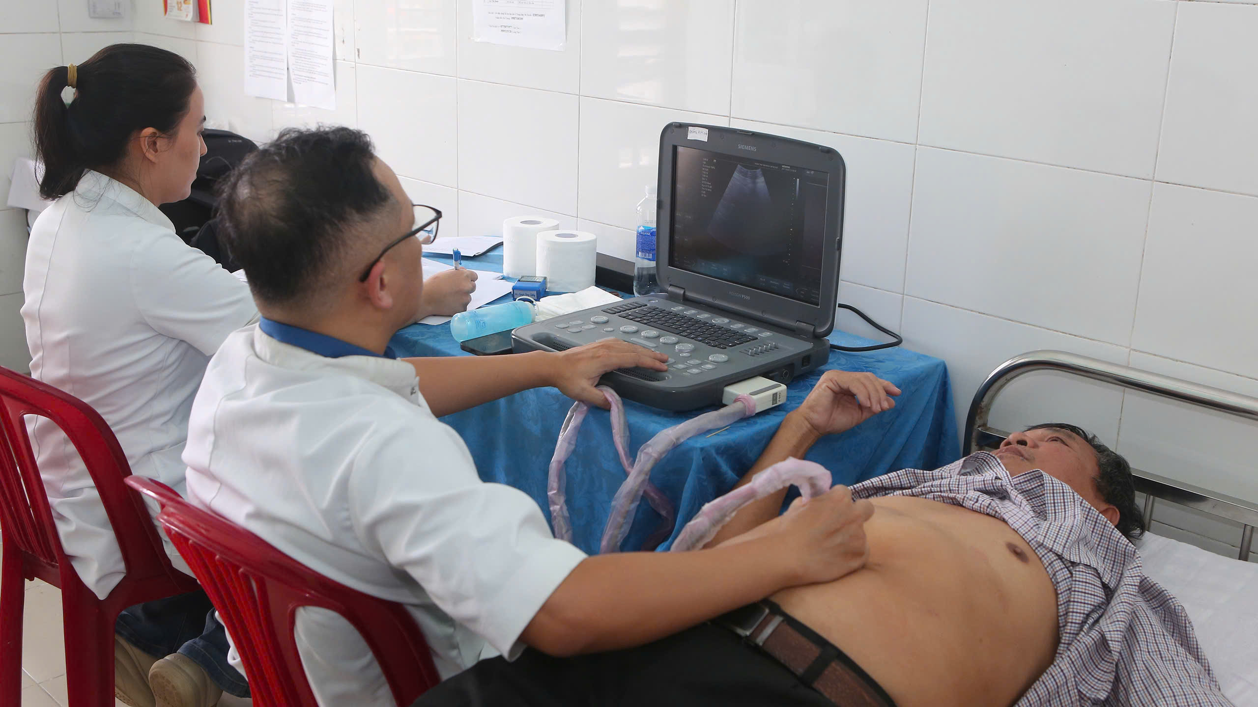 Khám bệnh, cấp thuốc miễn phí cho hơn 1.000 người dân ở Huế