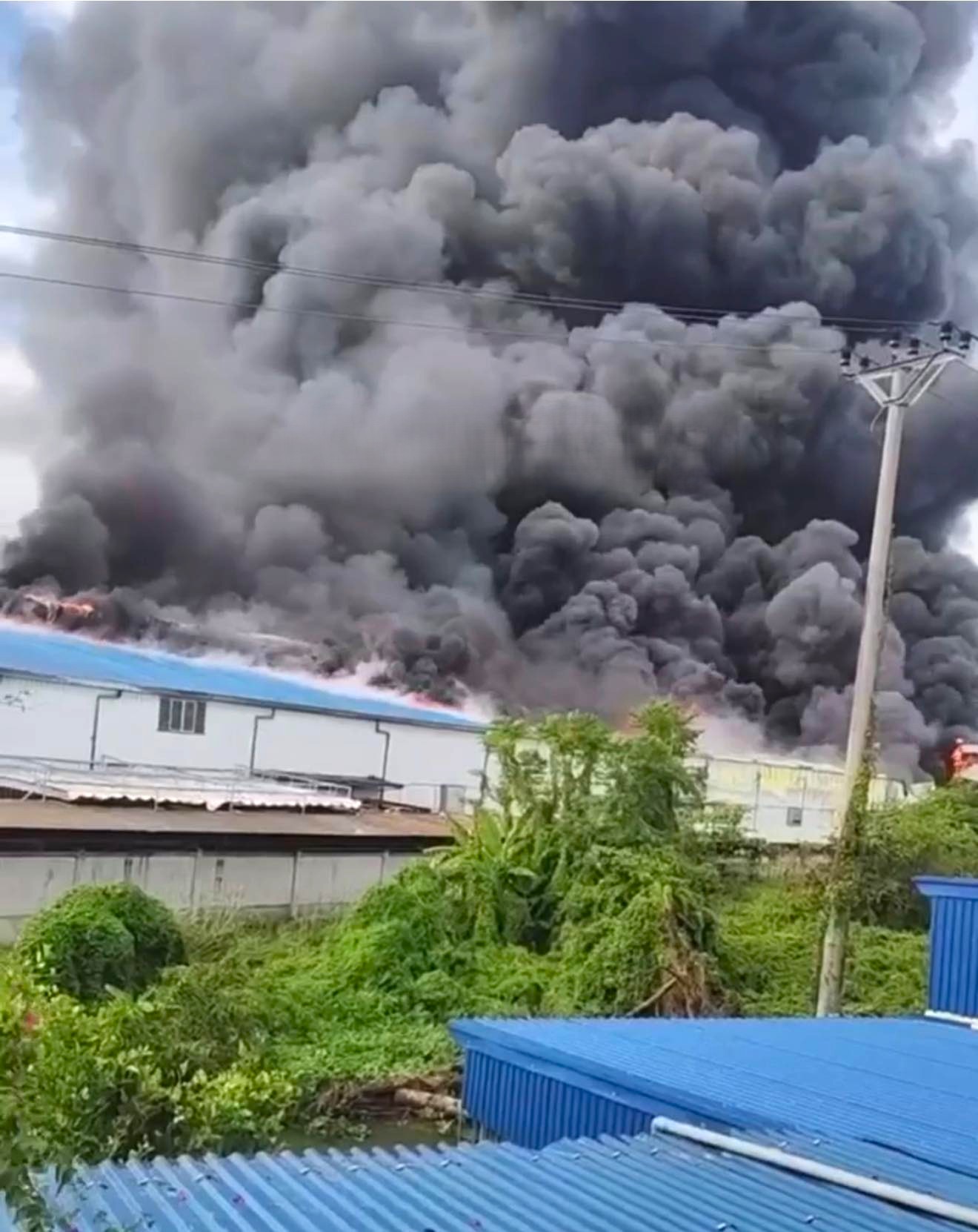 Hải Phòng: Cháy dữ dội tại nhà xưởng công ty da giày