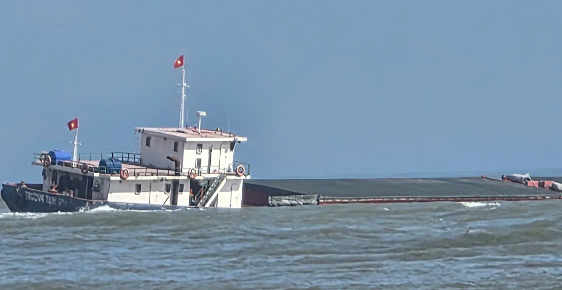 Tàu hàng vận chuyển clinke gặp nạn tại Cửa Việt, 9 thuyền viên đều an toàn