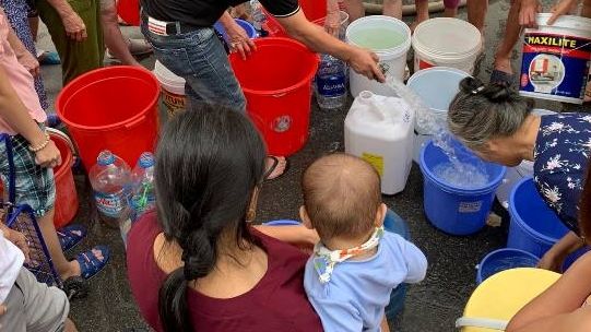 Xét nghiệm nước miễn phí tại địa điểm chịu ô nhiễm nước sông Đà