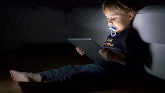 Bé trai 4 tuổi có hành động thân mật bất thường sau khi xem YouTube