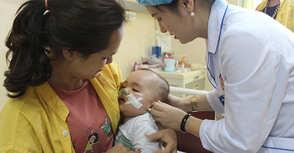 Cứu em bé ngã từ tầng hai