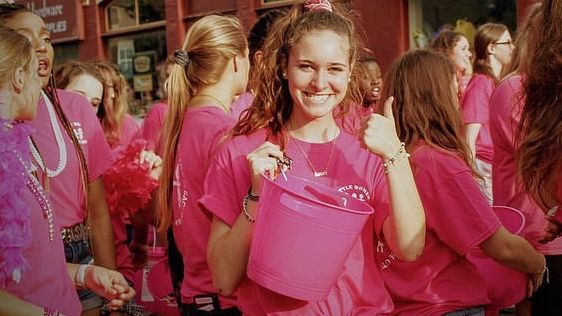 Cô gái 17 tuổi qua đời vì virus lạ, lây nhiễm khi hôn nhau