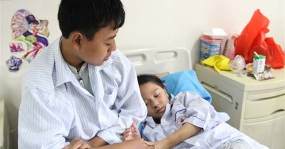 Anh em ruột phải sống nhờ máu người khác