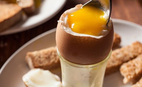 Ăn trứng gà như thế nào tốt: Chín, tái hay sống