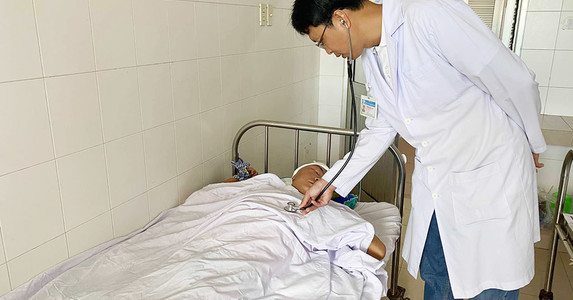 Thanh niên ở miền Tây tự cầm muỗng đâm vào hốc mắt, xuyên sọ