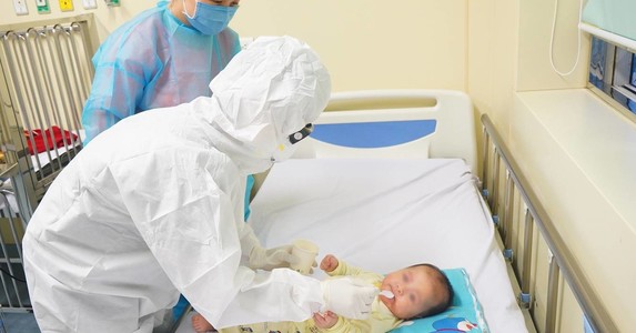 Chăm sóc bé 3 tháng tuổi nhiễm nCoV
