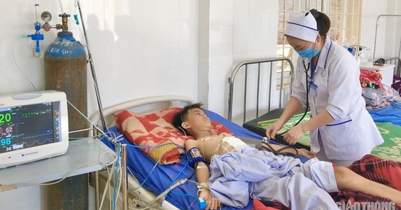 Bé trai qua cơn nguy kịch nhờ điều dưỡng hiến máu trong khi phẫu thuật