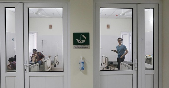 Đóng gói đồ đạc rời khu cách ly phòng dịch