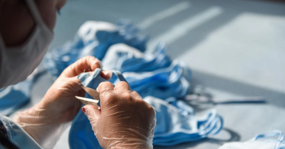 Khâu vá khẩu trang trong cơn thiếu thốn